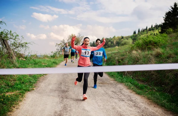 Gran grupo de personas corriendo una competición de carreras en la naturaleza . — Foto de Stock