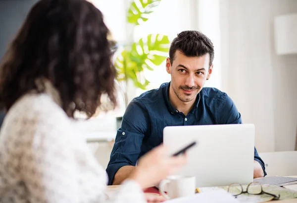 Två unga vänner med laptop inomhus, hus delnings koncept. — Stockfoto