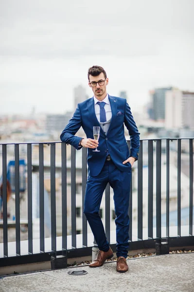 Şehrin çatı terasında açık havada bir parti cam ile genç bir işadamı.