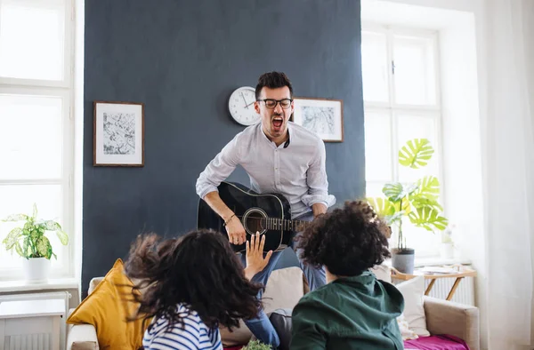 Evde gitar ile genç arkadaş bir grup, ev paylaşım konsepti. — Stok fotoğraf