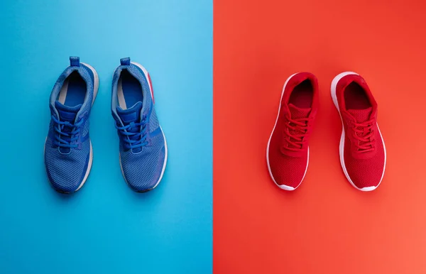 Sebuah gambar studio sepatu lari dengan latar belakang warna cerah. Letak rata . — Stok Foto