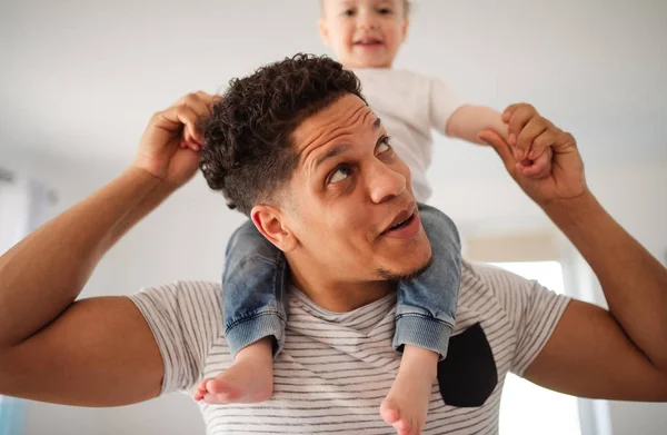 Padre e hijo pequeño en casa, jugando. . — Foto de Stock