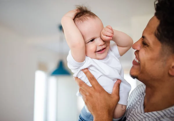 A portrait of father and small toddler son indoors at home, playing. — Stock Photo, Image