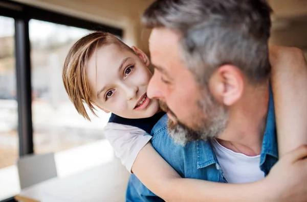 Volwassen vader met kleine zoon plezier binnenshuis. — Stockfoto