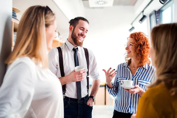 Eine Gruppe junger Geschäftsleute auf Kaffeepause in der Büroküche. — Stockfoto