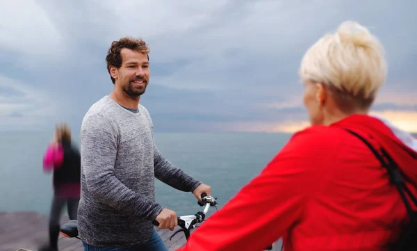 ビーチで屋外で自転車を持つカップル, 話す. — ストック写真