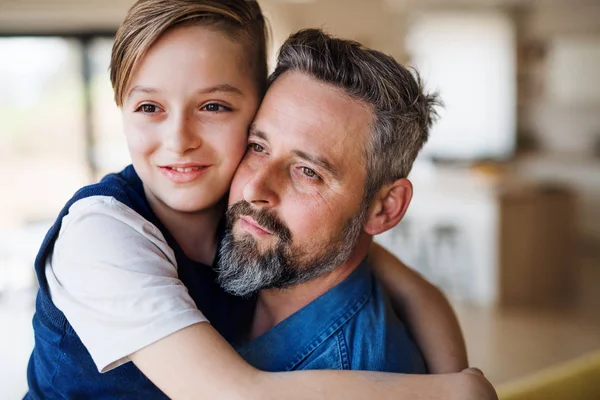 Reifer Vater mit kleinem Sohn hat Spaß drinnen. — Stockfoto