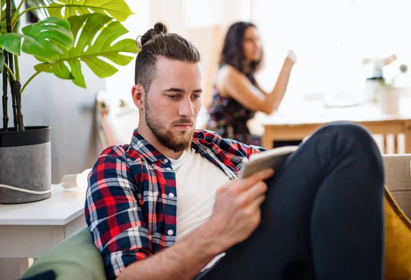 Dos jóvenes amigos relajándose en el interior, compartiendo concepto de casa . —  Fotos de Stock