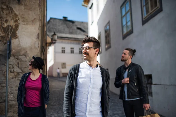 Um grupo de jovens amigos andando ao ar livre na cidade, conversando . — Fotografia de Stock