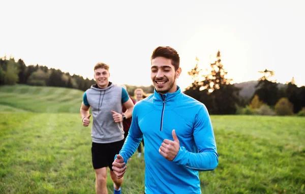 Een grote groep mensen cross country lopen in de natuur. — Stockfoto