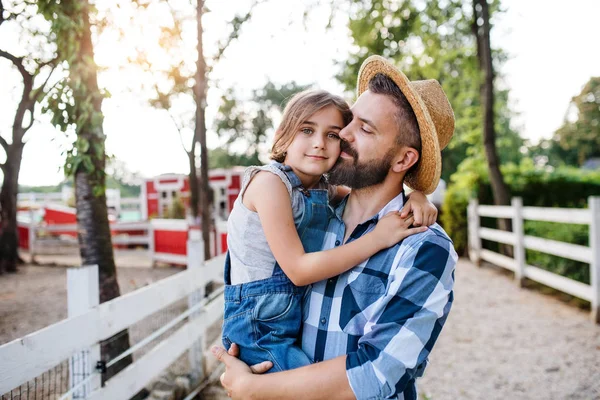 Otec s malou dcerou, která chodí venku na rodinné farmě. — Stock fotografie