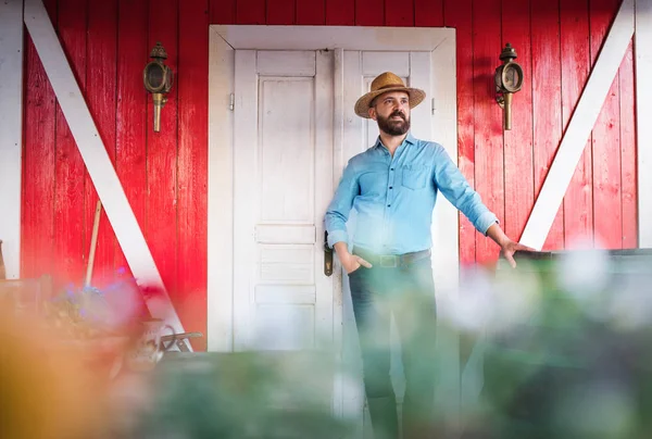Un ritratto di uomo maturo contadino in piedi all'aperto di fronte alla fattoria di famiglia . — Foto Stock