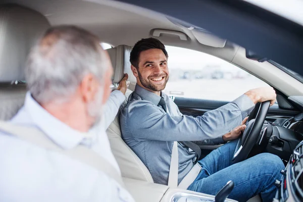 Vader en zoon zitten in de auto, rijden en praten. — Stockfoto