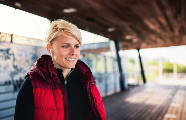 Porträt einer jungen Sportlerin, die im Freien Sport treibt und sich ausruht. — Stockfoto