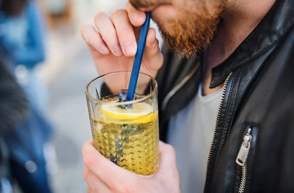 Brzuch człowieka w kawiarni na świeżym powietrzu, picie lemoniady ze słomy. — Zdjęcie stockowe