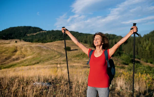 Senior Kvinna turist med ryggsäck vandring i naturen, vila. — Stockfoto