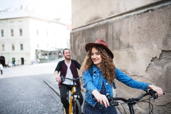 Unga turist par resenärer med elektriska skotrar i liten stad. — Stockfoto