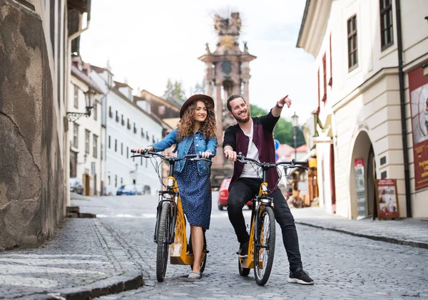 Jovens viajantes casal turístico com scooters elétricos em pequena cidade . — Fotografia de Stock