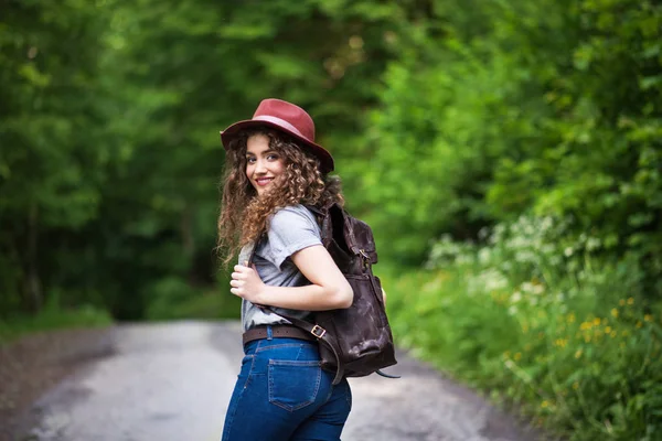 Junge Touristin wandert mit Rucksack in der Natur. — Stockfoto