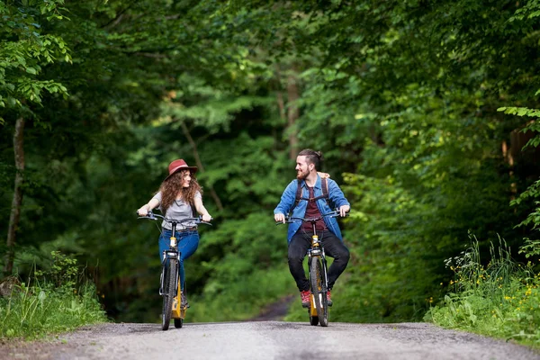 Jovens turistas casal viajantes com scooters elétricos na natureza . — Fotografia de Stock