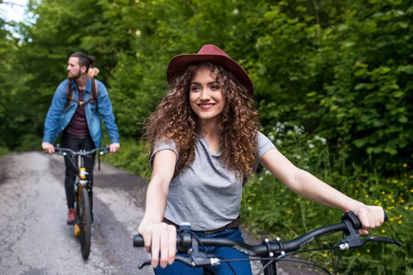 Jóvenes turistas en pareja viajeros con scooters eléctricos en la naturaleza . — Foto de Stock