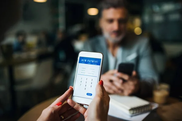 Midsection de empresários com smartphone em um café, verificando as finanças . — Fotografia de Stock