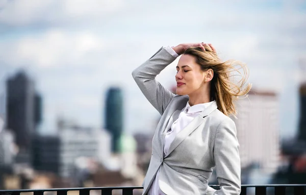 A portrait of young businesswoman standing outdoors. Copy space. — Stock Photo, Image
