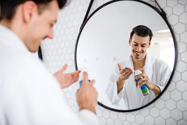 Young man shaving in the bathroom in the morning, daily routine. — Stock Photo, Image