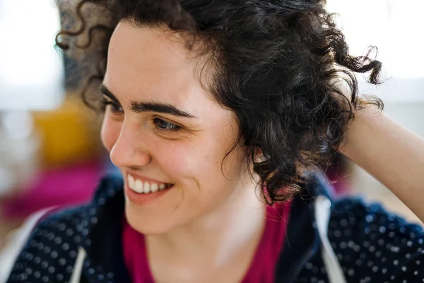 Um retrato de uma jovem mulher dentro de casa, um close-up . — Fotografia de Stock