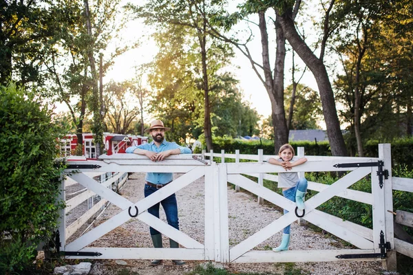 Un retrato del padre con una hija pequeña al aire libre en la granja familiar . — Foto de Stock