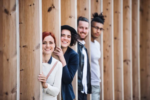 Grupo de jóvenes empresarios al aire libre en el patio . — Foto de Stock