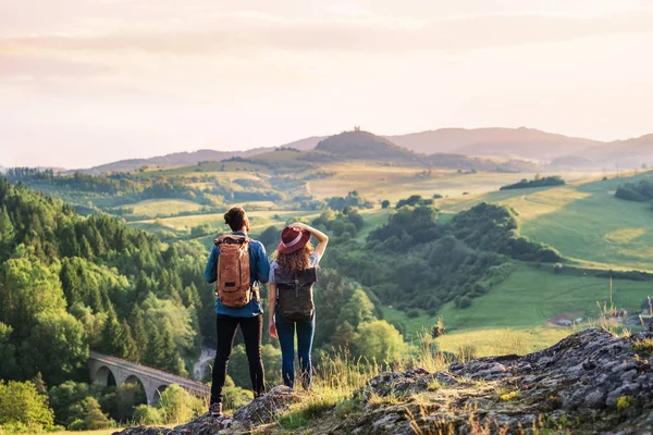 Vue arrière de jeunes touristes en couple randonnées dans la nature, repos . — Photo