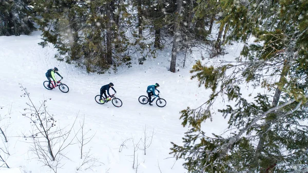 Vista aerea di mountain bike equitazione su strada nella foresta all'aperto in inverno . — Foto Stock