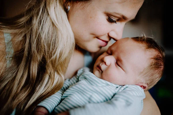 Une belle jeune mère avec un nouveau-né à la maison . — Photo