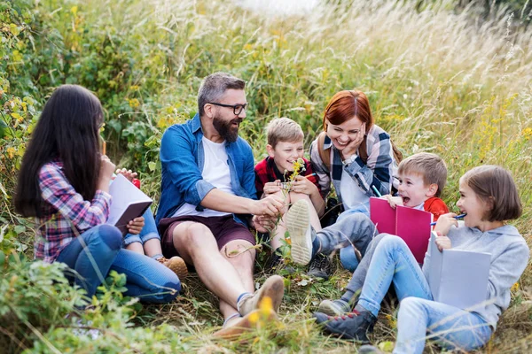 Group of school children with teacher on field trip in nature. — Stock Photo, Image