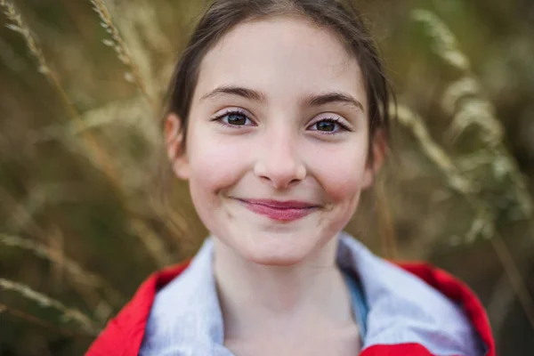 Un bambino della scuola in piedi in gita nella natura, guardando la macchina fotografica . — Foto Stock