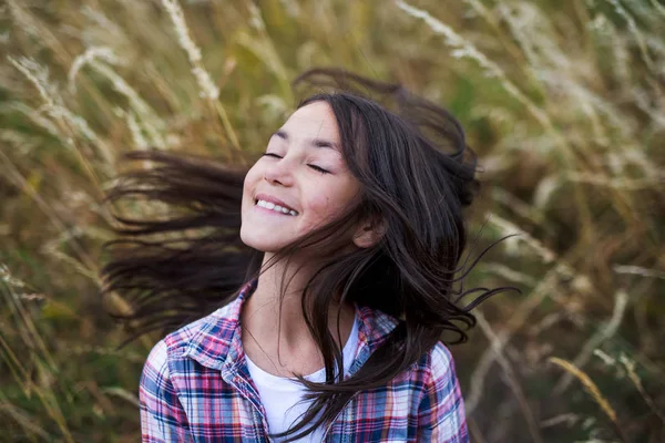 Un écolier debout en excursion dans la nature, les yeux fermés . — Photo