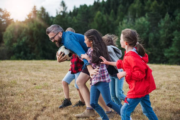 Grupp av skolbarn med lärare på fältresa i naturen, löpning. — Stockfoto