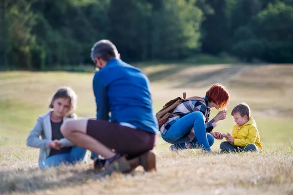 Grupo de escolares con profesor en excursión en la naturaleza . — Foto de Stock