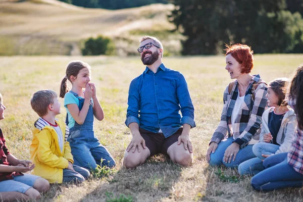 Grupp av skolbarn med lärare på fältresa i naturen. — Stockfoto