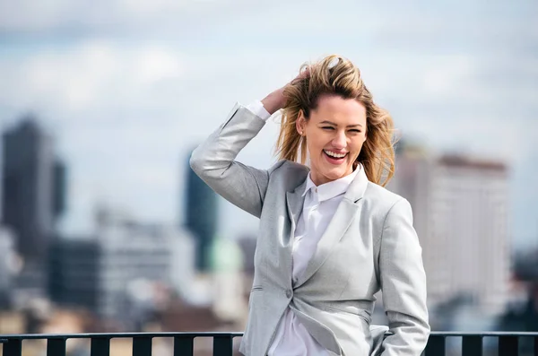 Porträt einer jungen Geschäftsfrau, die im Freien steht. Kopierraum. — Stockfoto