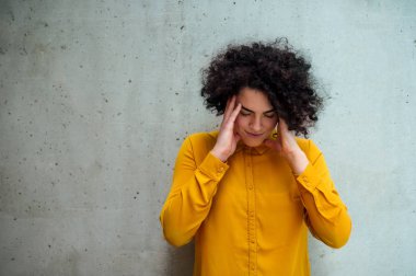 Bir kütüphane veya ofiste odada yorgun bir genç öğrencinin portresi.