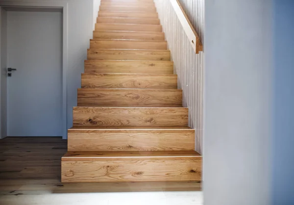 Un escalier en bois et un mur blanc à l'intérieur d'une maison . — Photo