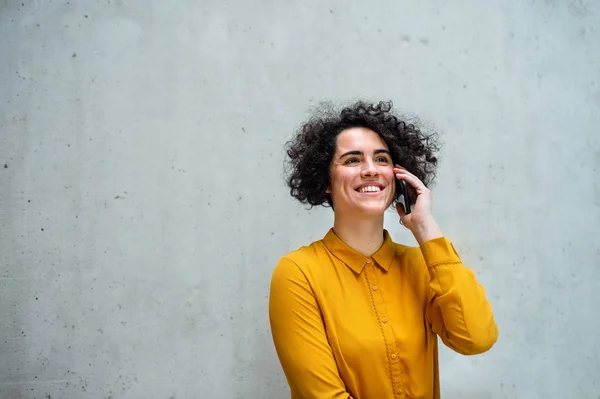 Giovane studentessa o donna d'affari con smartphone in biblioteca o in ufficio . — Foto Stock