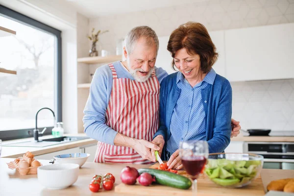 Портрет старшої пари закоханих в приміщенні вдома, приготування їжі . — стокове фото