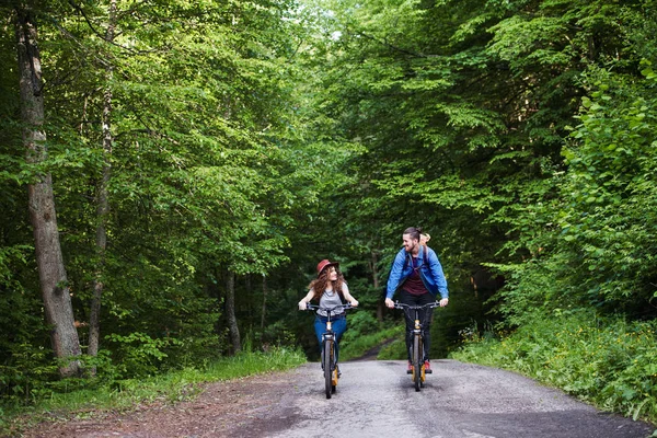 Jonge toeristen paar reizigers met elektrische scooters in de natuur. — Stockfoto