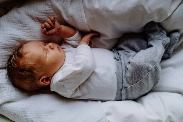 Eine Nahaufnahme eines schlafenden Neugeborenen zu Hause., Draufsicht. — Stockfoto