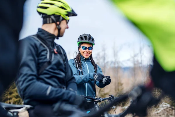 Twee mountainbikers staan in de winter buiten op de weg. — Stockfoto