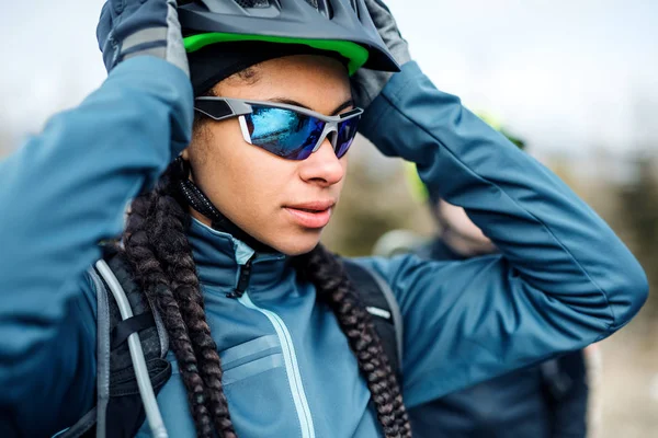 겨울에 는 야외에서 도로에 서 있는 여성 산악 자전거 타는 자. — 스톡 사진