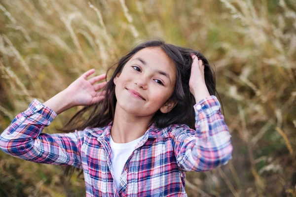 Un niño de la escuela de pie en viaje de campo en la naturaleza, mirando a la cámara . —  Fotos de Stock